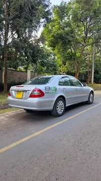 2009 Mercedes-Benz E300 2L Petrol Sedan, photo 4
