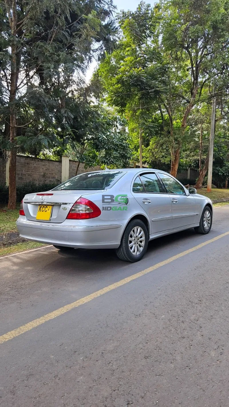 2009 Mercedes-Benz E300 2L Petrol Sedan, photo 4
