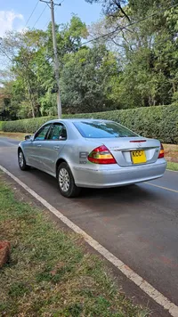 2009 Mercedes-Benz E300 2L Petrol Sedan, photo 3