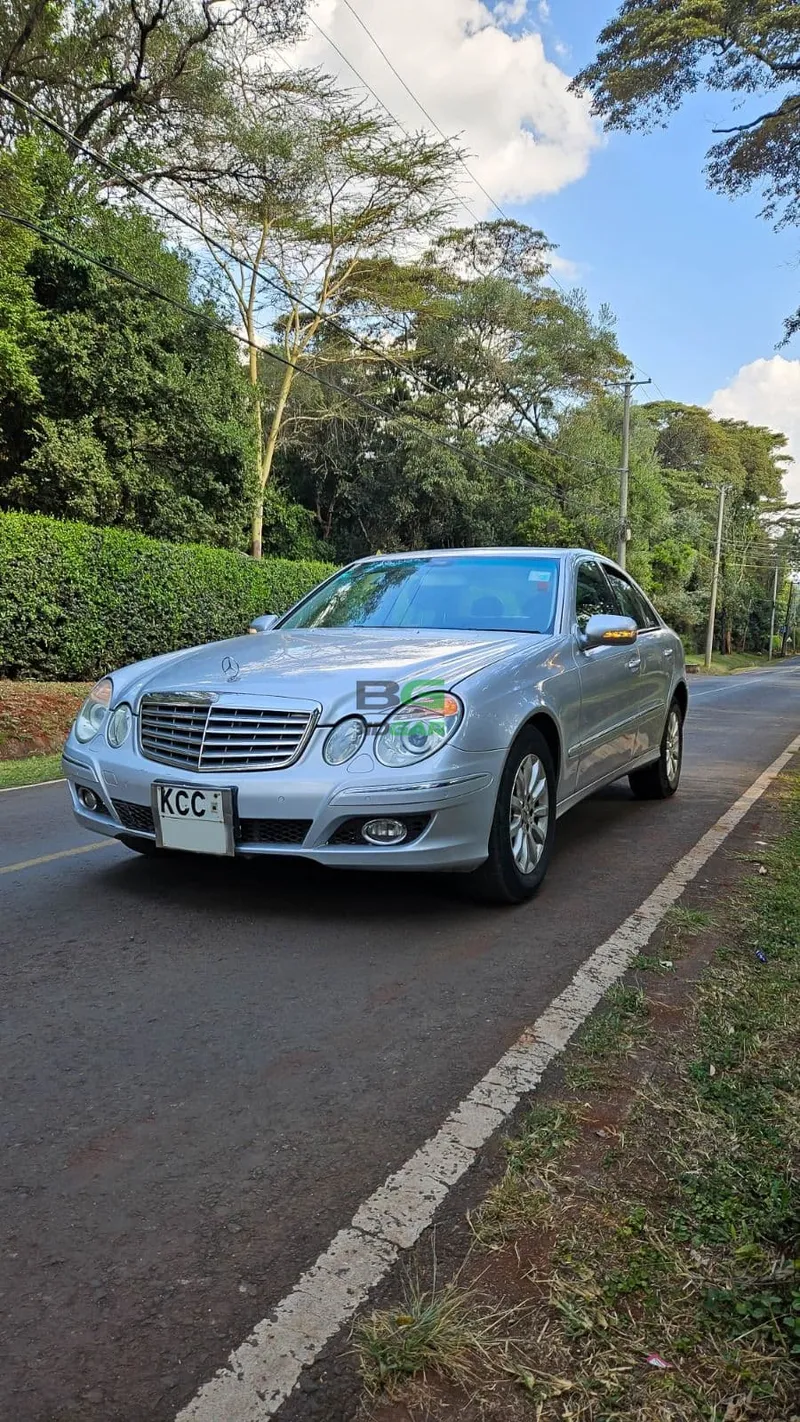 2009 Mercedes-Benz E300 2L Petrol Sedan, photo 2