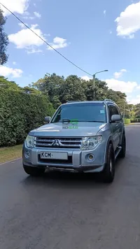 2011 Mitsubishi Pajero 3.2L Diesel SUV, photo 2