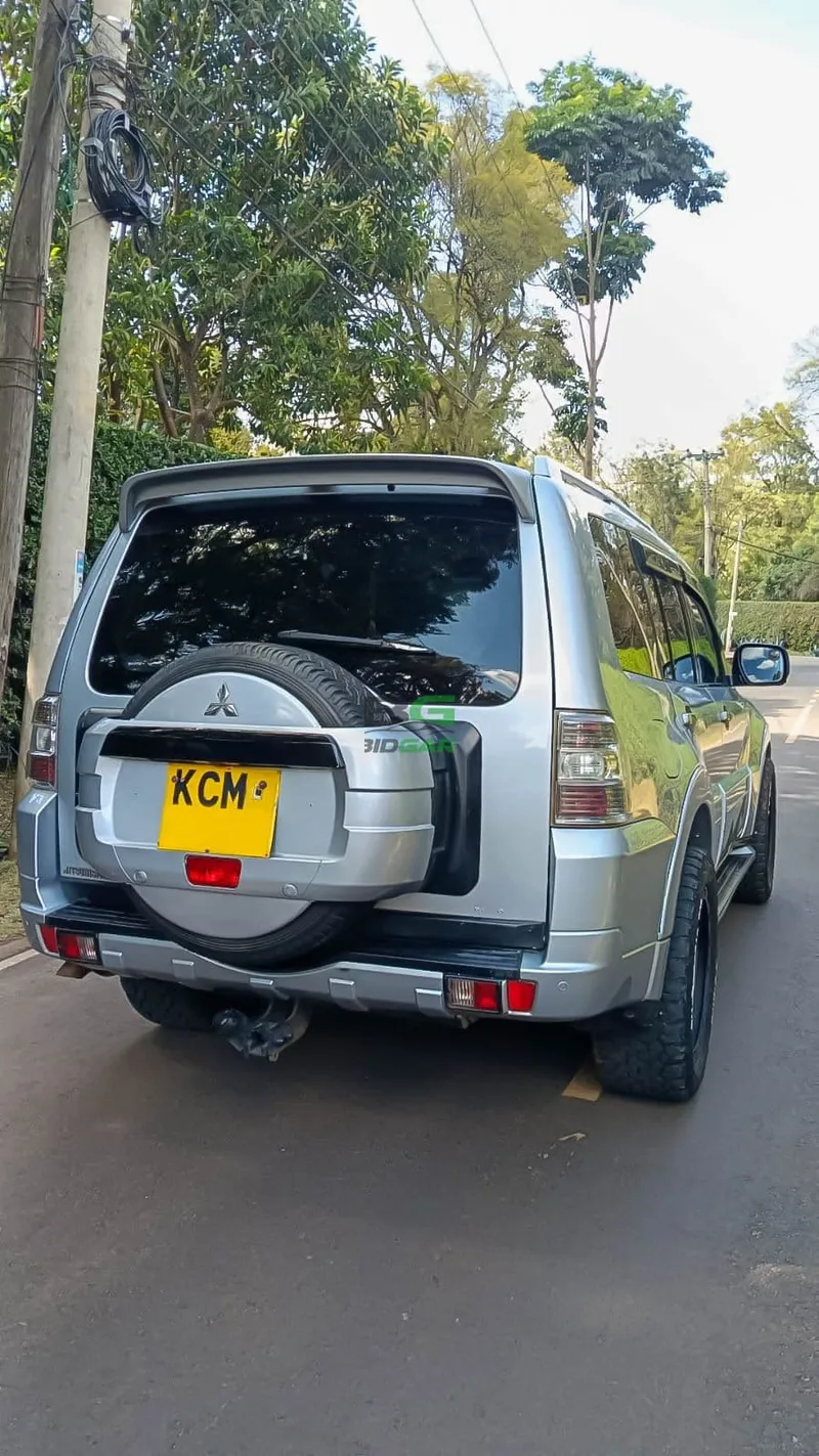 2011 Mitsubishi Pajero 3.2L Diesel SUV, photo 3