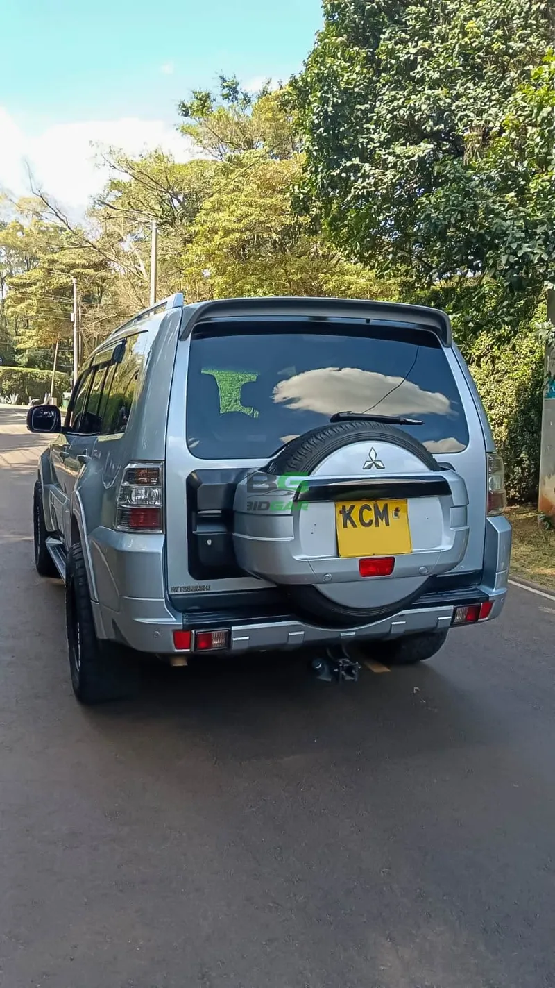 2011 Mitsubishi Pajero 3.2L Diesel SUV, photo 4