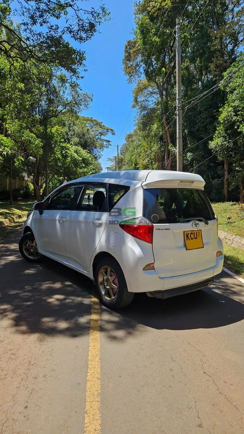 2013 Toyota Ractis 2L Petrol Hatchback, photo 4