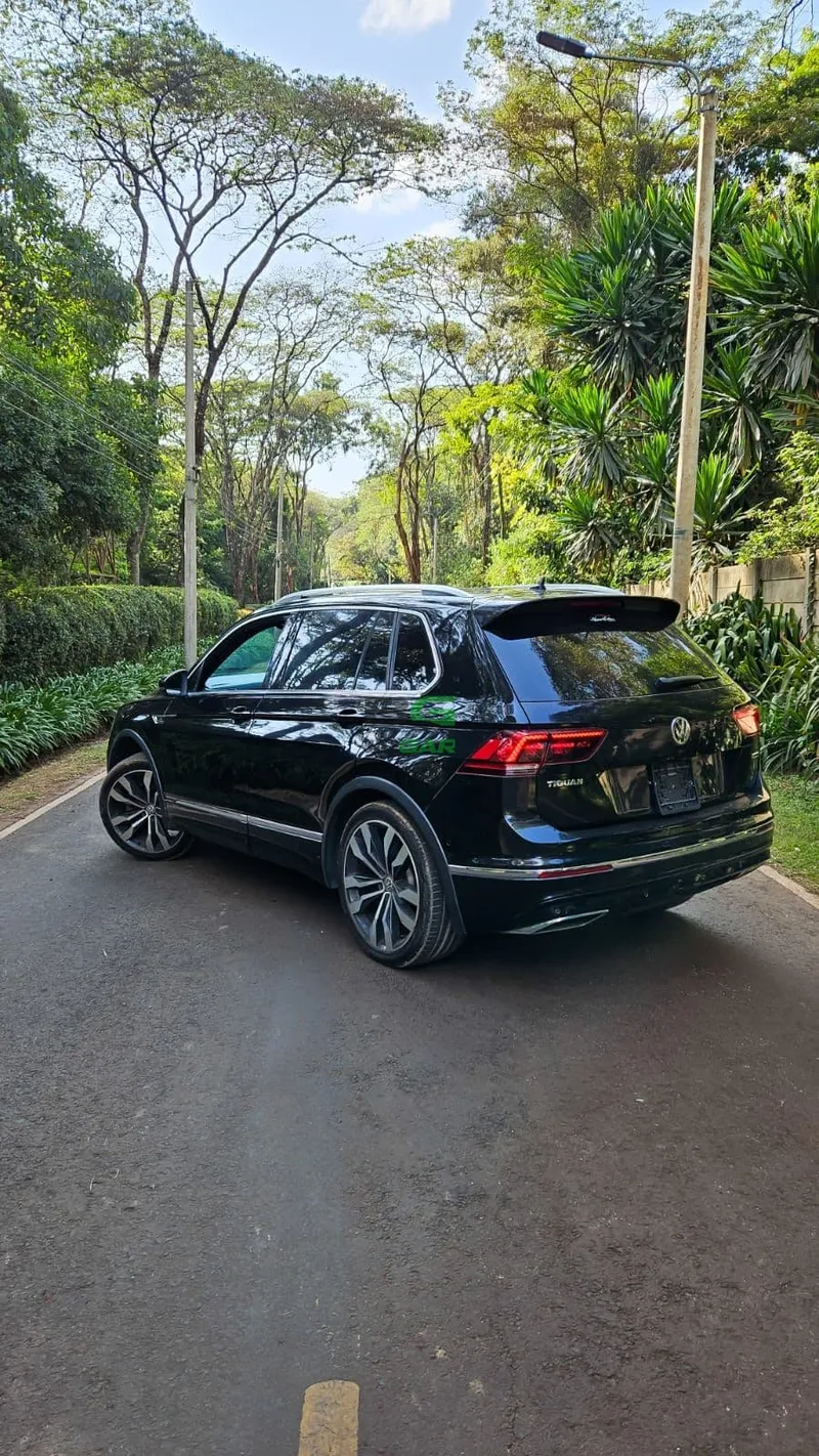 2019 Volkswagen Tiguan R-LINE 2L Diesel SUV, photo 3