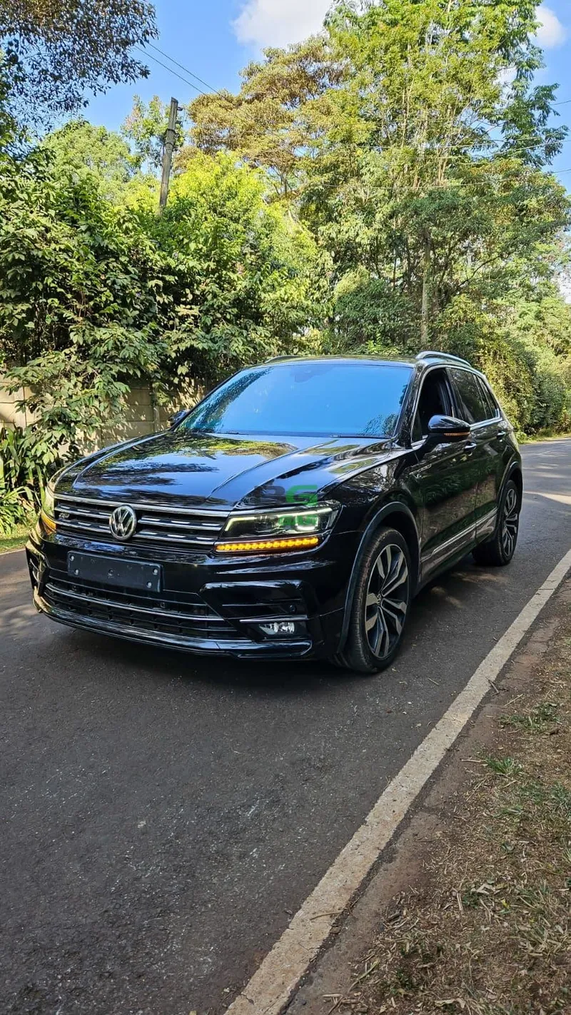2019 Volkswagen Tiguan R-LINE 2L Diesel SUV, photo 2