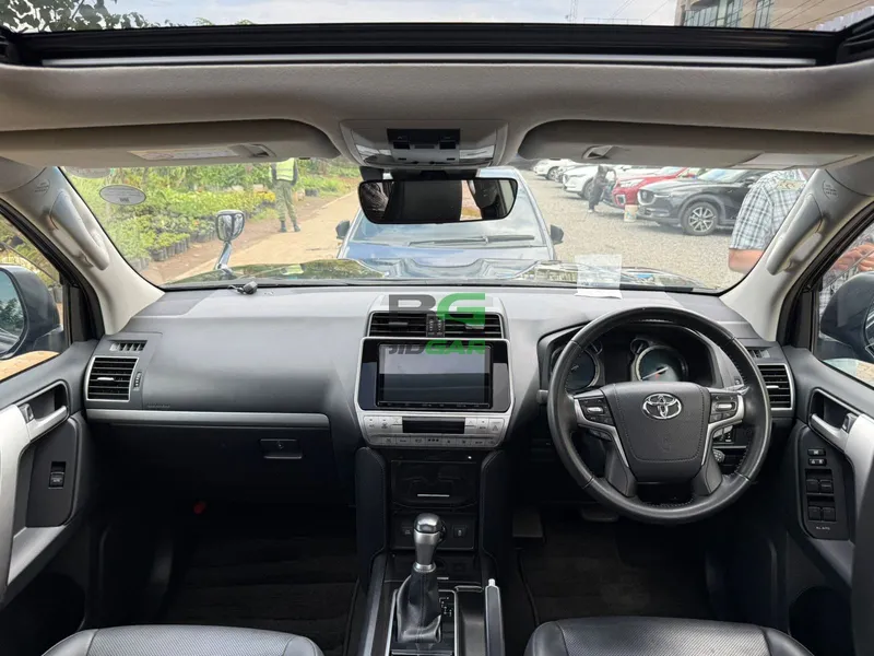 2021 Toyota Land Cruiser Petrol SUV, photo 6