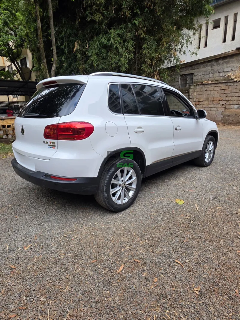 2012 Volkswagen Tiguan 2L Petrol SUV, photo 3