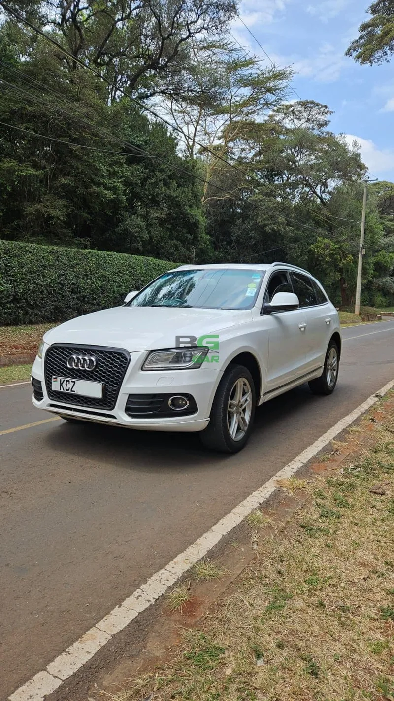 2013 Audi Q5 2L Petrol SUV, photo 2