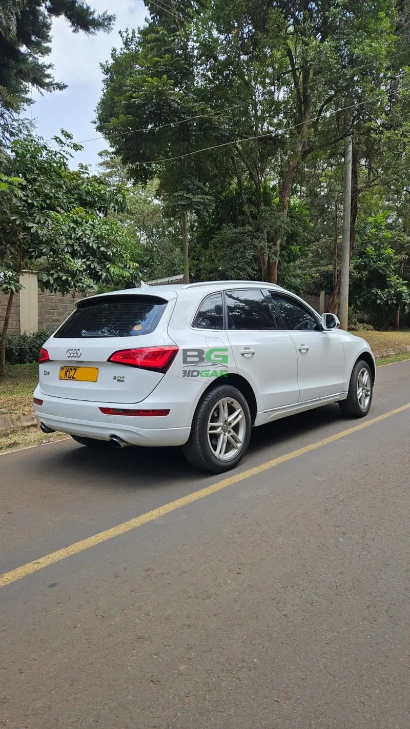 2013 Audi Q5 2L Petrol SUV, photo 3