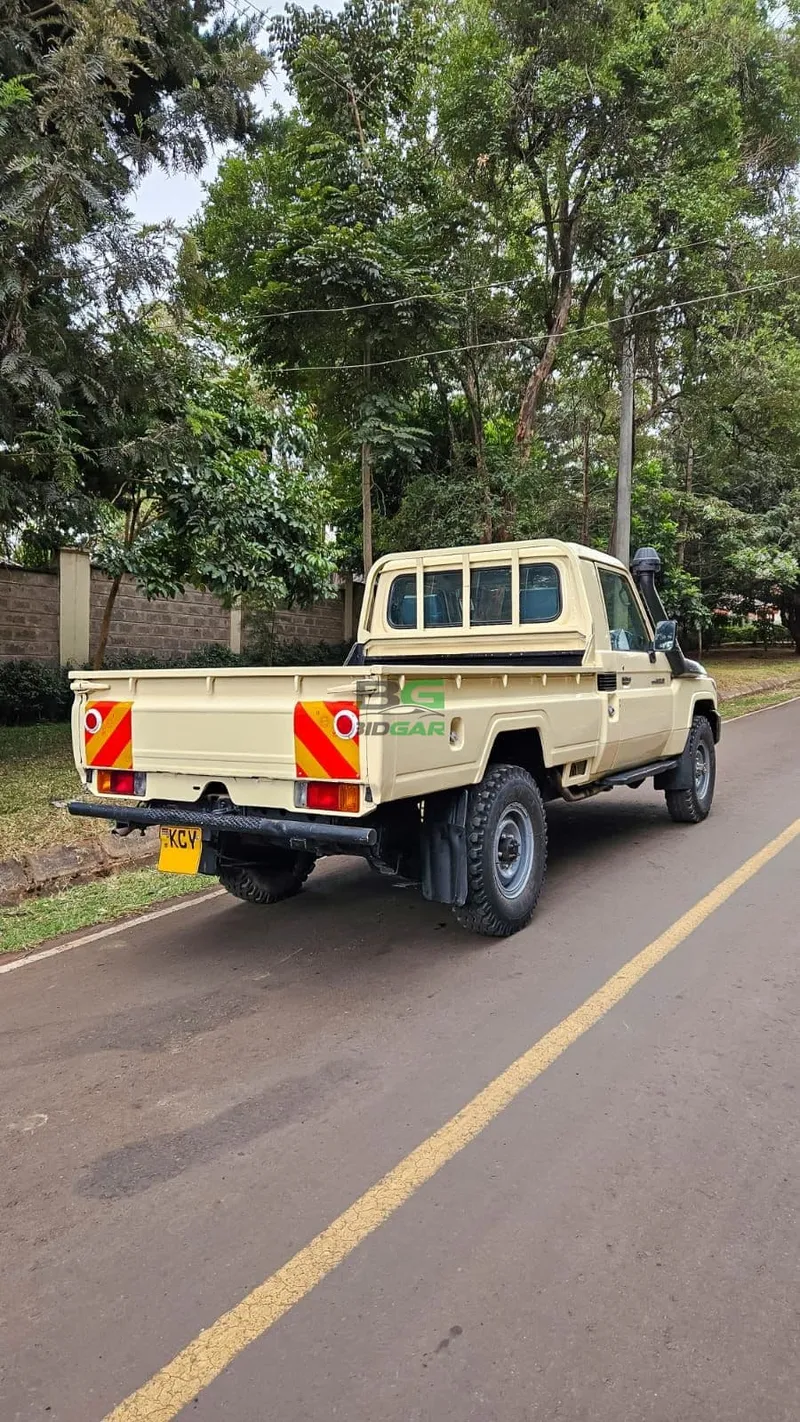 2013 Toyota Land Cruiser 76 Series 4.2L Diesel Pickup, photo 2