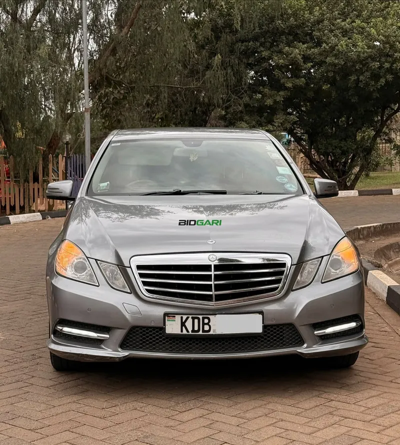 2013 Mercedes-Benz E250 CGI 1.8L Petrol Sedan, photo 2