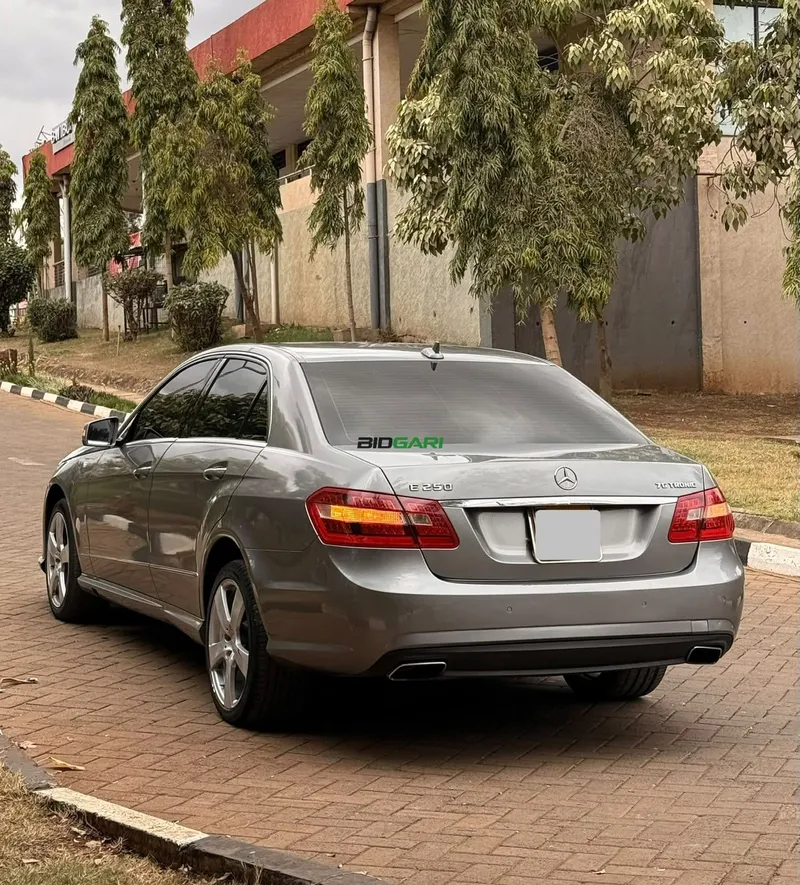 2013 Mercedes-Benz E250 CGI 1.8L Petrol Sedan, photo 3