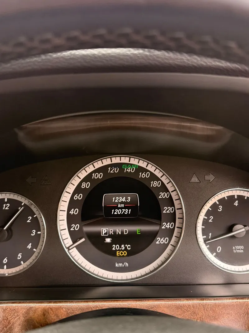 2013 Mercedes-Benz E250 CGI 1.8L Petrol Sedan, photo 5