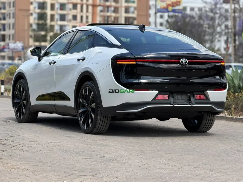 2023 Toyota Crown 2.4L Hybrid Sedan, photo 4