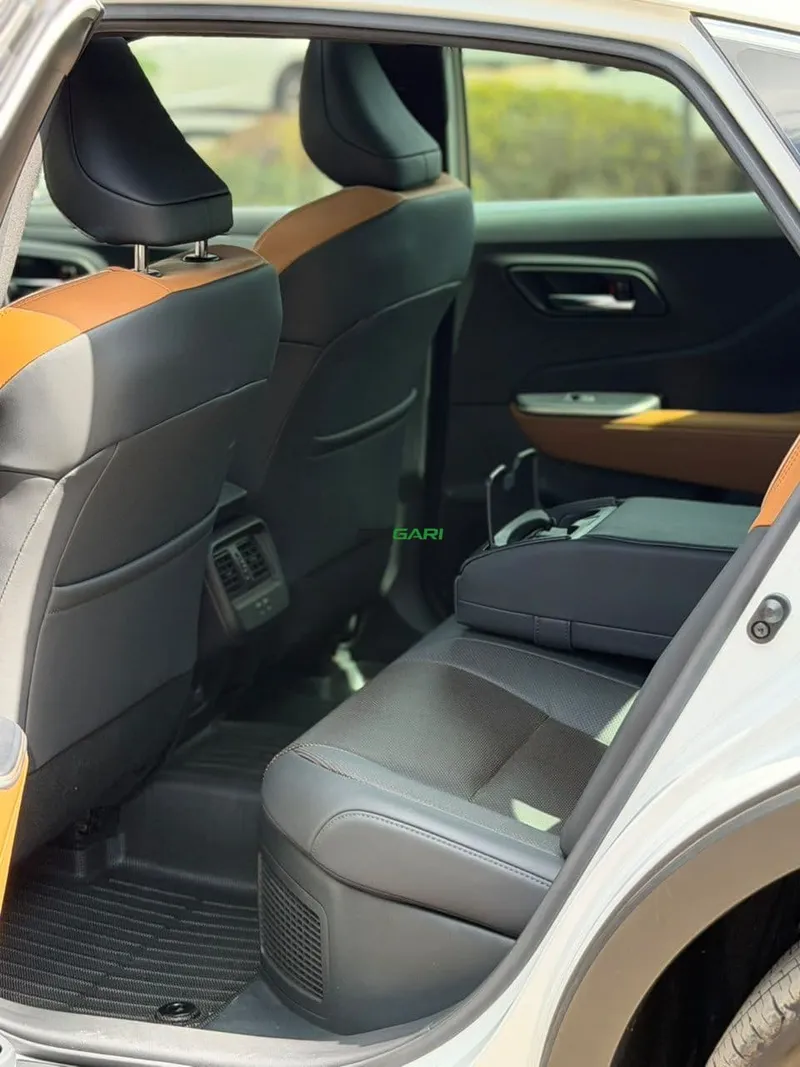 2023 Toyota Crown 2.4L Hybrid Sedan, photo 7