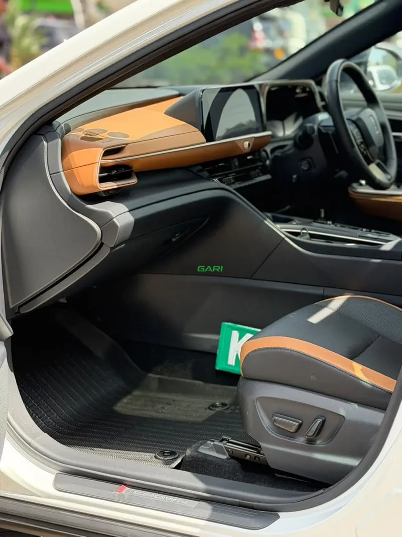 2023 Toyota Crown 2.4L Hybrid Sedan, photo 8