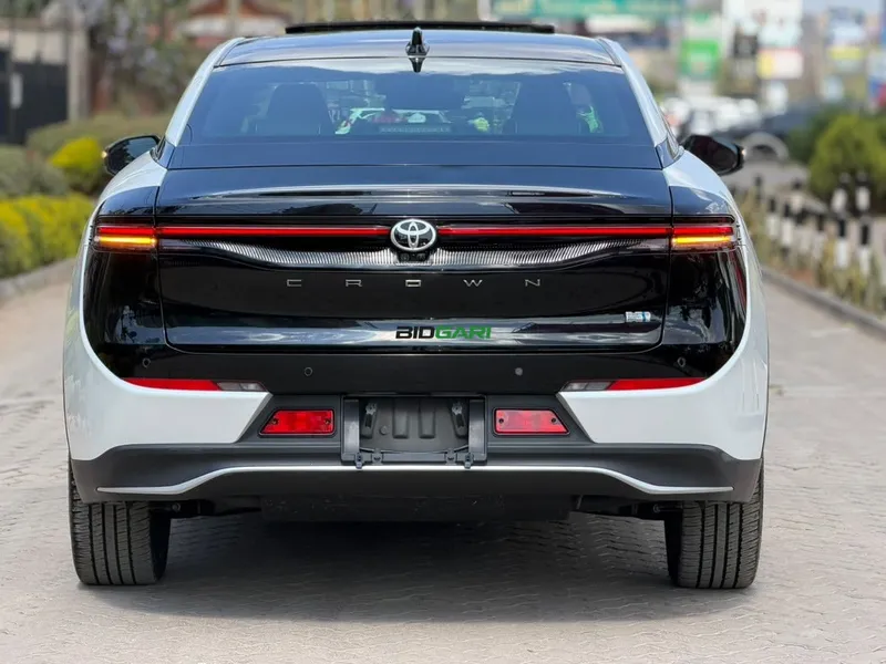 2023 Toyota Crown 2.4L Hybrid Sedan, photo 3