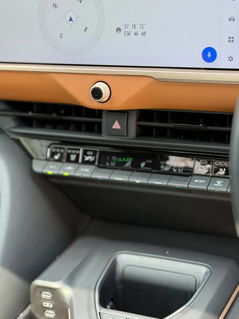 2023 Toyota Crown 2.4L Hybrid Sedan, photo 12