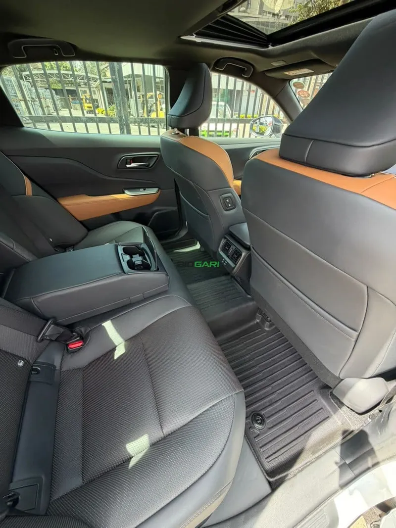 2023 Toyota Crown 2.4L Hybrid Sedan, photo 6
