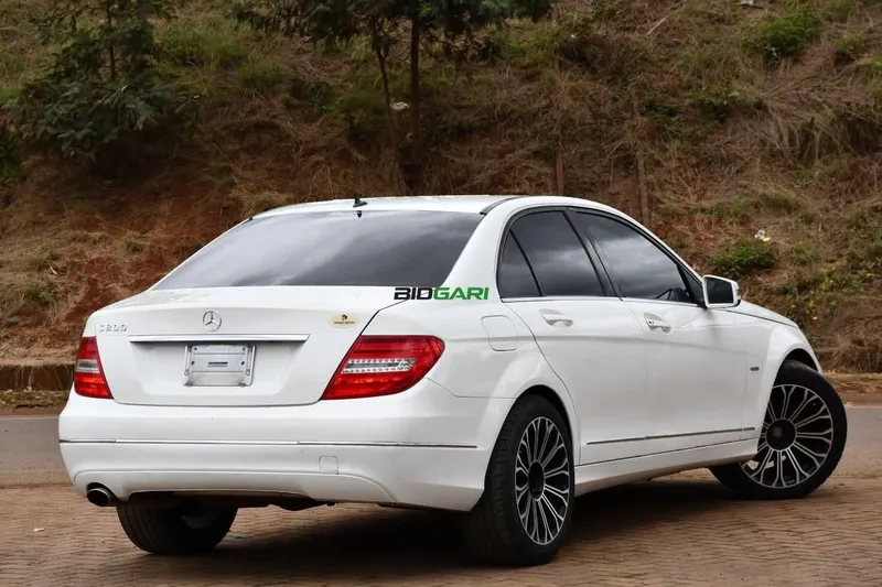 2011 Mercedes-Benz C200 Petrol Sedan, photo 3