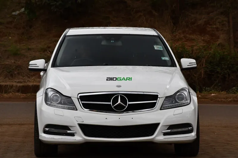 2011 Mercedes-Benz C200 Petrol Sedan, photo 2