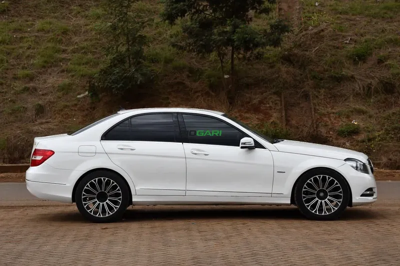 2011 Mercedes-Benz C200 Petrol Sedan, photo 4