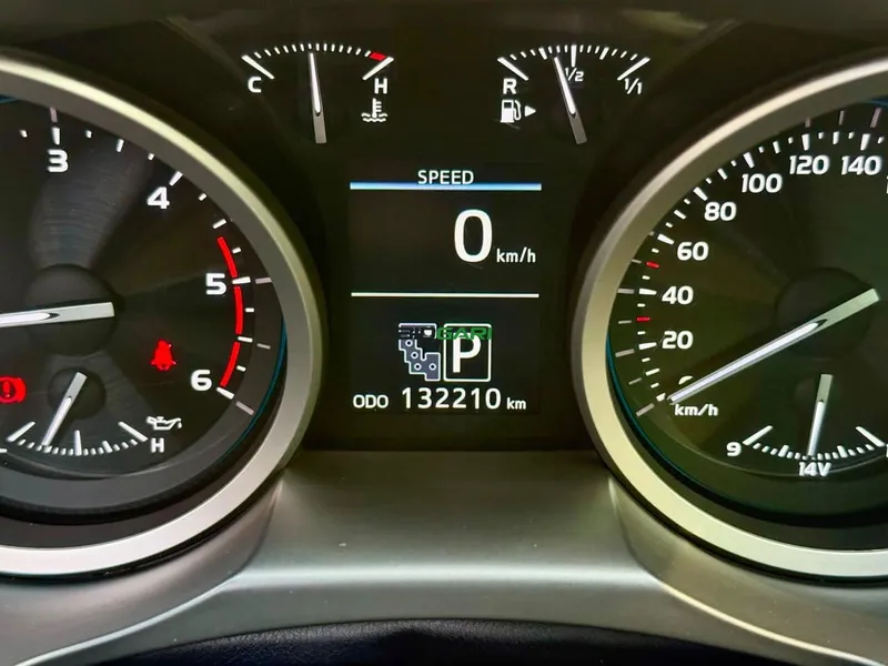 2016 Toyota Land Cruiser VX-R 4.5L Diesel SUV, photo 6